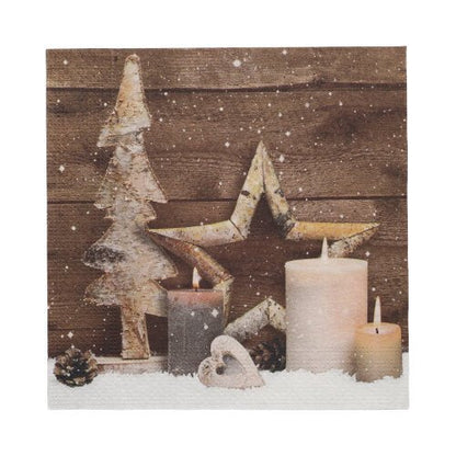 Três velas acesas, uma árvore de madeira, enfeites de estrela e coração, pinhas e 20 guardanapos PAPSTAR 33x33 cm 3 camadas 1/4 de dobra Design Set 5 da PAPSTAR GmbH são apresentados sobre neve artificial com efeito de leve queda de neve.