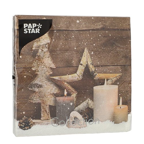 Os 20 guardanapos PAPSTAR GmbH, 33x33 cm, 3 camadas, Set 5 apresentam um design rústico de inverno com velas e decorações de madeira - duráveis e decorativos para ocasiões festivas.