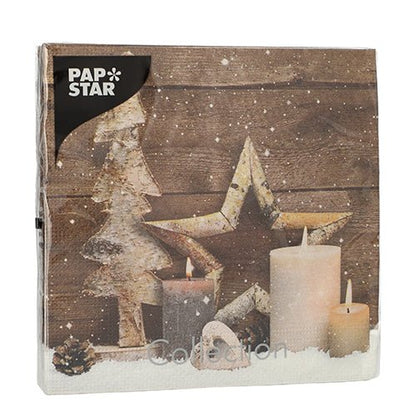 Os 20 guardanapos PAPSTAR GmbH, 33x33 cm, 3 camadas, Set 5 apresentam um design rústico de inverno com velas e decorações de madeira - duráveis e decorativos para ocasiões festivas.