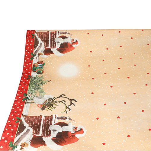 A toalha de mesa (papel, 3 m x 1,2 m) da PAPSTAR GmbH possui um design natalício com Papai Noel, renas, chaminés nas bordas e um fundo bege com estrelas vermelhas e queda de neve – perfeito para uma decoração festiva elegante.