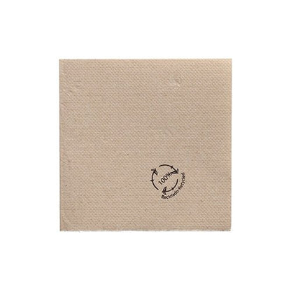 Os PAPSTAR guardanapos 1/4-dobra, 20x20 cm naturais de papel reciclado (100 unidades) da PAPSTAR GmbH é um guardanapo marrom, reciclado com um selo preto "100% Reciclado" e símbolo de reciclagem em fundo branco.