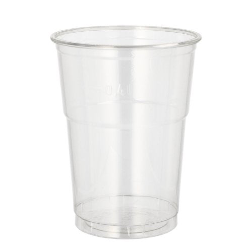 Um copo Starpak 50 R-PET transparente está em pé sobre um fundo branco - perfeito para servir bebidas de forma ecológica.