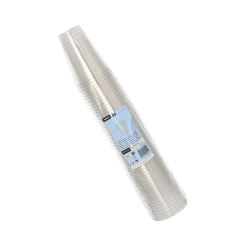 Uma pilha de copos Starpak 50 R-PET transparentes em filme transparente com etiqueta azul e branca - ecológicos, transparentes e perfeitos para qualquer ocasião.