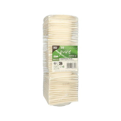 Um pacote de 50 pratos de finger food PAPSTAR de cana-de-açúcar "pure" branco da PAPSTAR GmbH está embalado em plástico; O rótulo verde-branco informa sobre o produto e destaca a biodegradabilidade.