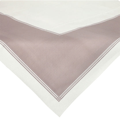 Um centro de mesa Starpak 20, 80x80 cm, semelhante a tecido, da coleção de tecido não tecido "soft selection plus" – branco com borda taupe e listras duplas brancas – mostrado drapeado sobre um canto de mesa.