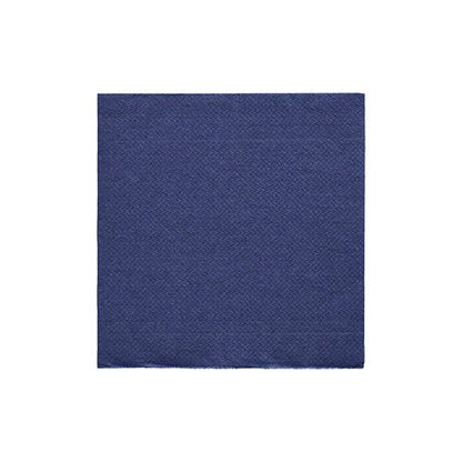 Um pedaço quadrado de tecido azul estruturado, semelhante a PAPSTAR guardanapos 1/4-dobra, 24x24 cm azul escuro "DAILY Collection" com folha (20 peças) de PAPSTAR GmbH, apresentado sobre um fundo branco simples.