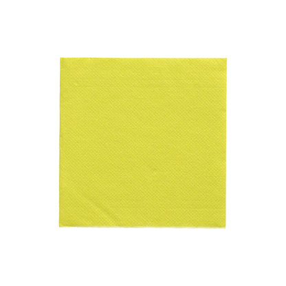 Os guardanapos PAPSTAR 1/4-dobra, 24x24 cm verde limão da "DAILY Collection" da PAPSTAR GmbH (20 peças) estão dispostos de forma quadrada sobre um fundo branco na foto para uma decoração de mesa elegante e mostram sua cor fresca e estruturada.