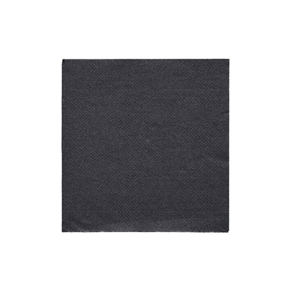 Um único PAPSTAR guardanapo 1/4-dobra, 24x24 cm preto da "DAILY Collection" (20 peças), da PAPSTAR GmbH, é apresentado sobre um fundo branco - ideal para decorações de mesa elegantes.