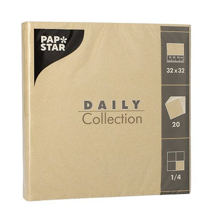 Um pacote bege com 20 guardanapos da PAPSTAR GmbH "DAILY Collection" em 1/4-dobra, 32x32 cm – perfeito para uma decoração de mesa elegante. Os detalhes do produto são claramente impressos na embalagem.