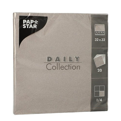 Os 20 guardanapos "DAILY Collection" (32x32 cm, 1/4-dobra) da PAPSTAR GmbH vêm em uma embalagem elegante de cor marrom claro com texto em prata e branco, perfeito para uma decoração de mesa elegante.