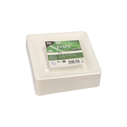 Uma pilha de PAPSTAR GmbH PAPSTAR 50 Pratos, Cana-de-açúcar "pure", pratos descartáveis quadrados brancos, biodegradáveis, tamanho 15,5 x 15,5 cm, embalados em plástico com uma etiqueta verde e branca com a inscrição "50 Peças".