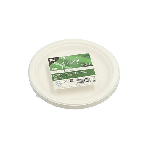 Uma pilha PAPSTAR de 12 pratos, cana-de-açúcar "pure" não divididos da PAPSTAR GmbH com um rótulo central verde e branco com a inscrição "12 pure". Os pratos brancos e redondos são biodegradáveis; a embalagem contém informações do produto e códigos de barras.