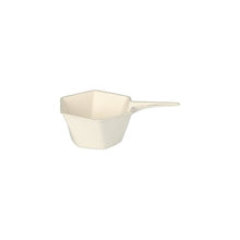 Uma tigela de finger food hexagonal branca e ecológica feita de cana-de-açúcar da PAPSTAR GmbH, apresentada sobre um fundo branco simples. Produto: PAPSTAR 50 tigelas de finger food de cana-de-açúcar "puro" branco "Hexágono".