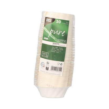 Uma pilha de 50 tigelas de finger food PAPSTAR em cana-de-açúcar, branco, 3x9,5x6 cm "Wave" da PAPSTAR GmbH, embrulhadas em plástico com informações do produto e símbolos de reciclagem, como indicação de embalagens de finger food sustentáveis.