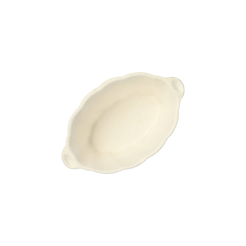 A pequena tigela oval creme PAPSTAR de finger food em cana-de-açúcar "Wave" (3x9,5x6 cm) da PAPSTAR GmbH com borda ondulada e duas alças é ilustrada sobre um fundo branco. 50 peças por embalagem.