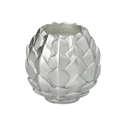 A vela esférica Starpak Ø 10 cm no design prateado "Pinha" possui um acabamento metálico texturizado - perfeito como um destaque decorativo festivo.