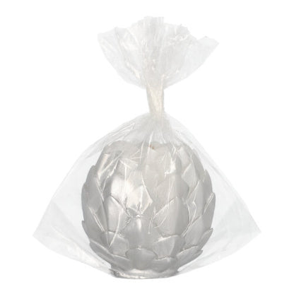 A vela esférica Starpak Ø 10 cm prateada "Pinha" é entregue embalada em plástico transparente, possui um topo franzido e apresenta um design festivo de pinha - ideal como um destaque decorativo.