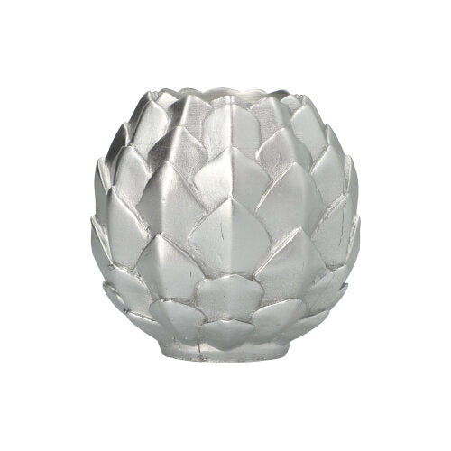 A vela esférica Starpak Ø 10 cm prateada "Pinha" é uma vela redonda prateada com design festivo de pinha e segmentos sobrepostos - ideal como peça de decoração elegante.
