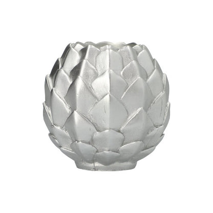 A vela esférica Starpak Ø 10 cm prateada "Pinha" é uma vela redonda prateada com design festivo de pinha e segmentos sobrepostos - ideal como peça de decoração elegante.