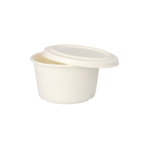 O copo de sopa ecológico de PAPSTAR 50 unidades em cana-de-açúcar "pure" em branco da PAPSTAR GmbH é apresentado com uma tampa biodegradável ligeiramente inclinada sobre fundo branco.