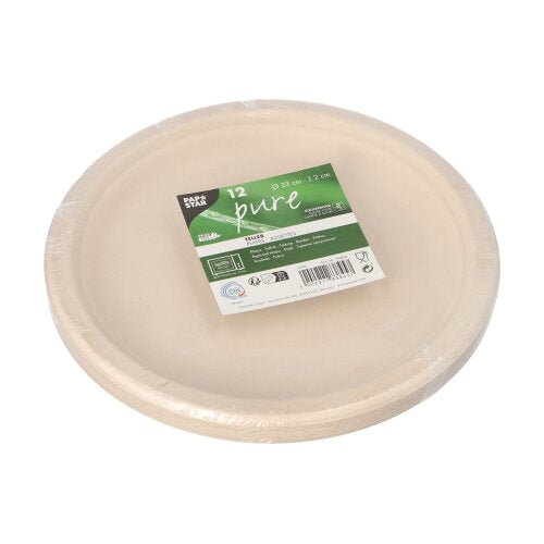 Um pacote com doze PAPSTAR pratos de 12, cana-de-açúcar "pure" não divididos da PAPSTAR GmbH, bege e biodegradável, embalados em plástico com um rótulo verde e branco com a marca, informações do produto, declarações ecológicas e símbolos de reciclagem.