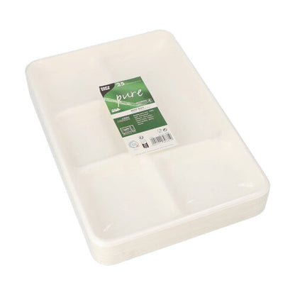 Uma pilha de PAPSTAR 25 tabuleiros de menu brancos, cana-de-açúcar "pure" 5-dividido branco da PAPSTAR GmbH, embalados em filme transparente com etiqueta verde e branca - ideal para uma embalagem ecológica.