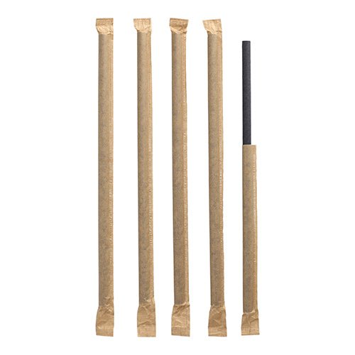 Cinco PAPSTAR palhinhas de papel preto (Ø 8 mm, 25 cm) estão na vertical: Quatro estão embaladas individualmente, a da direita está parcialmente fora da sua embalagem de plástico.