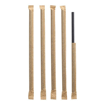 Cinco PAPSTAR palhinhas de papel preto (Ø 8 mm, 25 cm) estão na vertical: Quatro estão embaladas individualmente, a da direita está parcialmente fora da sua embalagem de plástico.