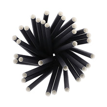 Eine Draufsicht auf die kreisförmig angeordneten PAPSTAR 100 Shake-Halme Papier Ø 10 mm · 21 cm der PAPSTAR GmbH – biologisch abbaubare schwarze Papiertrinkhalme mit weißer Innenseite, ideal für umweltbewusste Gastgeber und nachhaltigen Shake-Genuss.