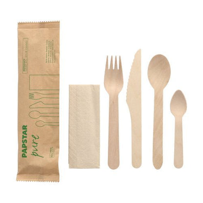 Os 50 conjuntos de talheres "pure" de madeira da PAPSTAR GmbH contêm garfo, faca, colher, colheres pequenas e guardanapo no saco de papel – ideal como talheres descartáveis ecológicos.