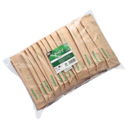 Em um saco de papel transparente da PAPSTAR GmbH encontram-se 50 conjuntos de talheres de madeira "pure" com guardanapo. O rótulo promove os artigos descartáveis ecológicos e biodegradáveis como parte da louça descartável sustentável.