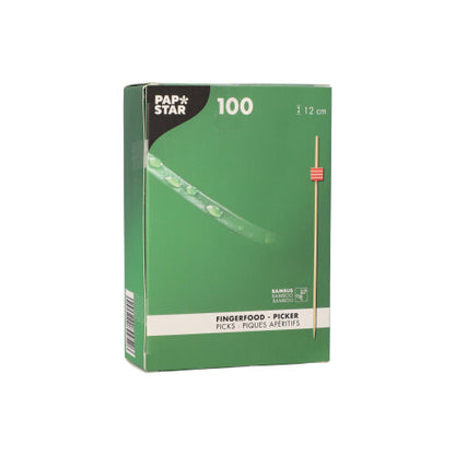 Os 100 palitos para fingerfood da PAPSTAR GmbH estão em uma caixa verde com palitos de madeira de 12 cm de comprimento e informações do produto em vários idiomas - ideal para decoração de buffets. Na frente está uma imagem de um palito.