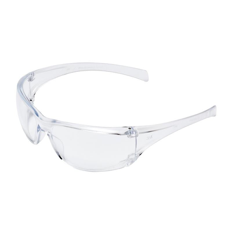 Os óculos de proteção 3M™ Virtua™ AP da 3M Deutschland GmbH são óculos de proteção de plástico transparente com lentes envolventes e armação transparente para uma proteção ocular confortável e desimpedida; exibidos sem marca em um fundo branco simples.