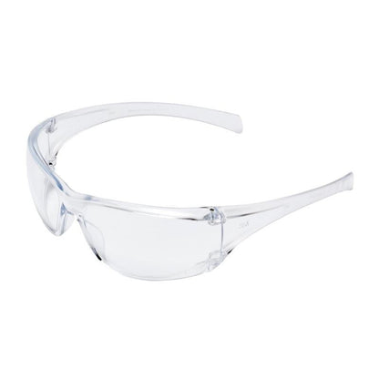 Os óculos de proteção 3M™ Virtua™ AP da 3M Deutschland GmbH são óculos de proteção de plástico transparente com lentes envolventes e armação transparente para uma proteção ocular confortável e desimpedida; exibidos sem marca em um fundo branco simples.