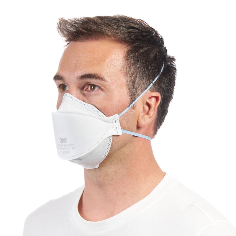 Um homem com uma camisa branca simples usa uma máscara de partículas confortável 3M™ Aura™ 9320+ FFP2 sem válvula da 3M Deutschland GmbH, com duas alças de cabeça e ligeiramente voltado para a esquerda.