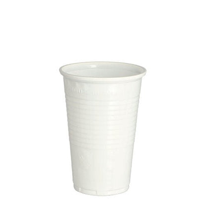 Um copo Starpak 100 branco (PP, 0,2 l, Ø 7,03 cm, 9,9 cm) está em pé sobre um fundo branco - prático para uso diário. Embalagem: Filme com 100 unidades.