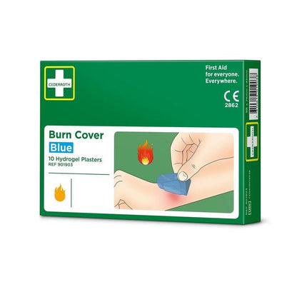 Uma caixa verde com a inscrição "Cederroth Burn Cover, azul, hidrogel-penso, 10 unidades" da Orkla Wound Care AB contém 10 pensos. A imagem mostra uma mão aplicando um penso azul numa queimadura num braço ao lado de um símbolo de chama.