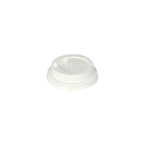 A tampa redonda Starpak 50 Dom-Deckel PS "To Go" (branca, Ø 6 cm, 2 cm) para copos descartáveis é ilustrada sobre um fundo branco. Graças ao seu fecho seguro e à pequena abertura para beber, é ideal como embalagem para levar. 50 unidades.