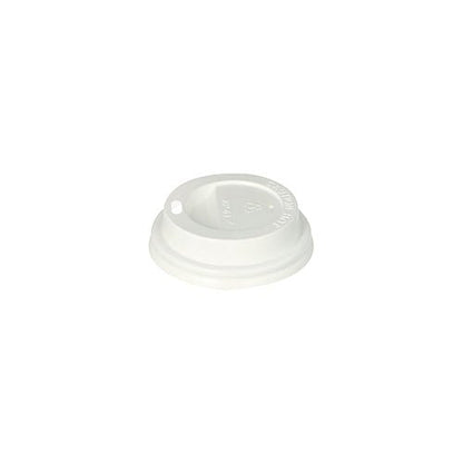 A tampa redonda Starpak 50 Dom-Deckel PS "To Go" (branca, Ø 6 cm, 2 cm) para copos descartáveis é ilustrada sobre um fundo branco. Graças ao seu fecho seguro e à pequena abertura para beber, é ideal como embalagem para levar. 50 unidades.