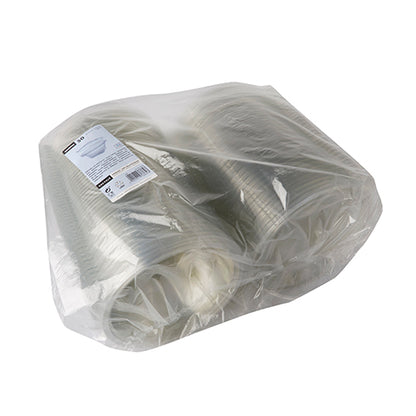 Um pacote embrulhado em plástico transparente com 50 tigelas de delicatessen e saladas Starpak com tampa dobrável, copos redondos de R-PET transparente, empilhados e selados no canto superior esquerdo com uma etiqueta branca.