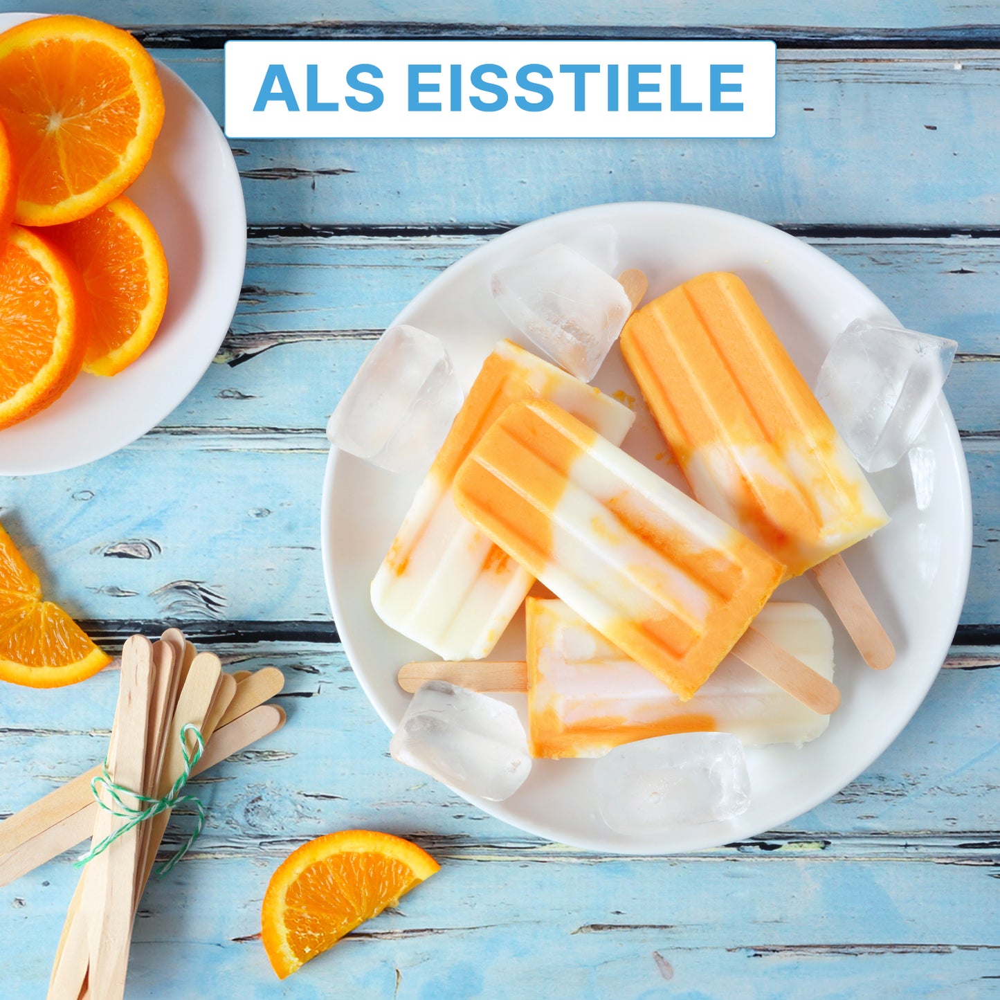 Auf einem blauen Holztisch steht der ARNOMED HOLZSPATEL Unsteril natur der ARNOWA GmbH mit Eis am Stiel, Eiswürfeln, Orangenscheiben und Einwegspatel Holz. Das Etikett "ALS EISSTIELE" weist auf den idealen Einsatz für den Praxisbedarf hin.