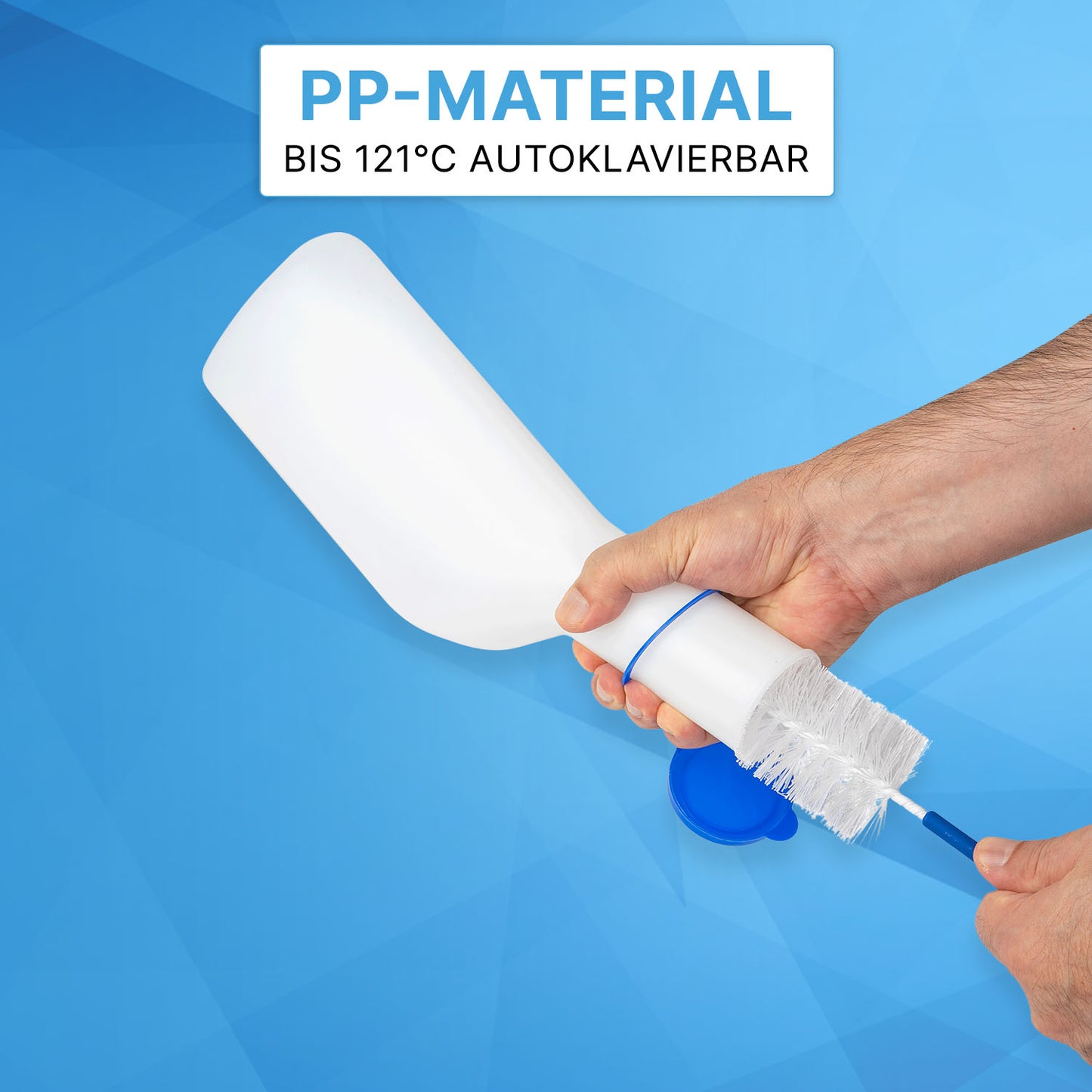 Uma mão limpa a garrafa de urina ARNOMED ECO para homens da ARNOWA GmbH (1 peça) com uma escova branca; Texto: "MATERIAL PP AUTOCLAVÁVEL ATÉ 121°C" - perfeito para necessidades de cuidado higienicamente limpas.