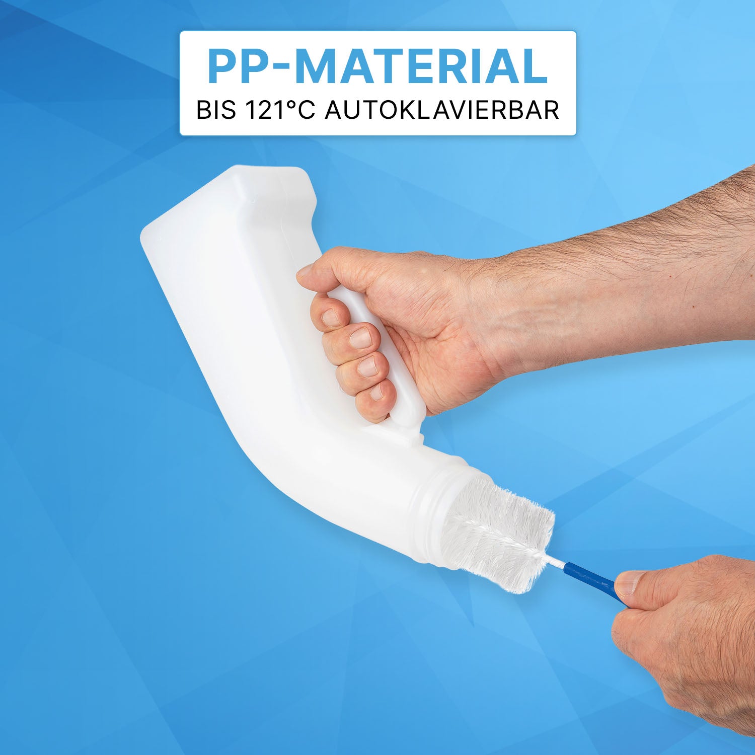 Eine Person hält die ARNOMED Urinflasche Classic Unisex der ARNOWA GmbH und reinigt die Öffnung mit einer Bürste. Der Text darüber lautet "PP-MATERIAL BIS 121°C AUTOKLAVIERBAR" auf blauem, geometrischem Hintergrund und betont die hygienische Urinaufnahme.
