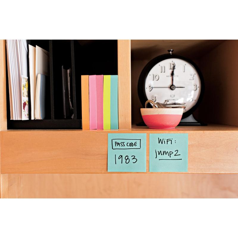 Uma prateleira de madeira com blocos de notas coloridos Post-it® da 3M (76x76 mm, 450 folhas), um relógio, uma tigela listrada com chaves e duas notas adesivas com o código "1983" e a senha WiFi "jimp2".