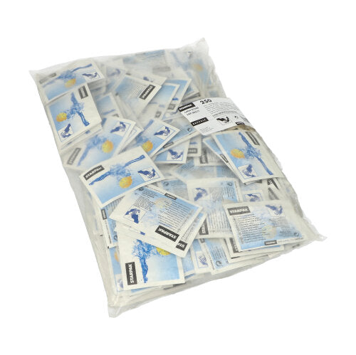 Um saco de plástico transparente contém 250 toalhetes refrescantes Starpak 'Citro' (14 x 14 cm) em pacotes azul e branco, alguns deles com imagens de um jogador de futebol chutando uma bola.