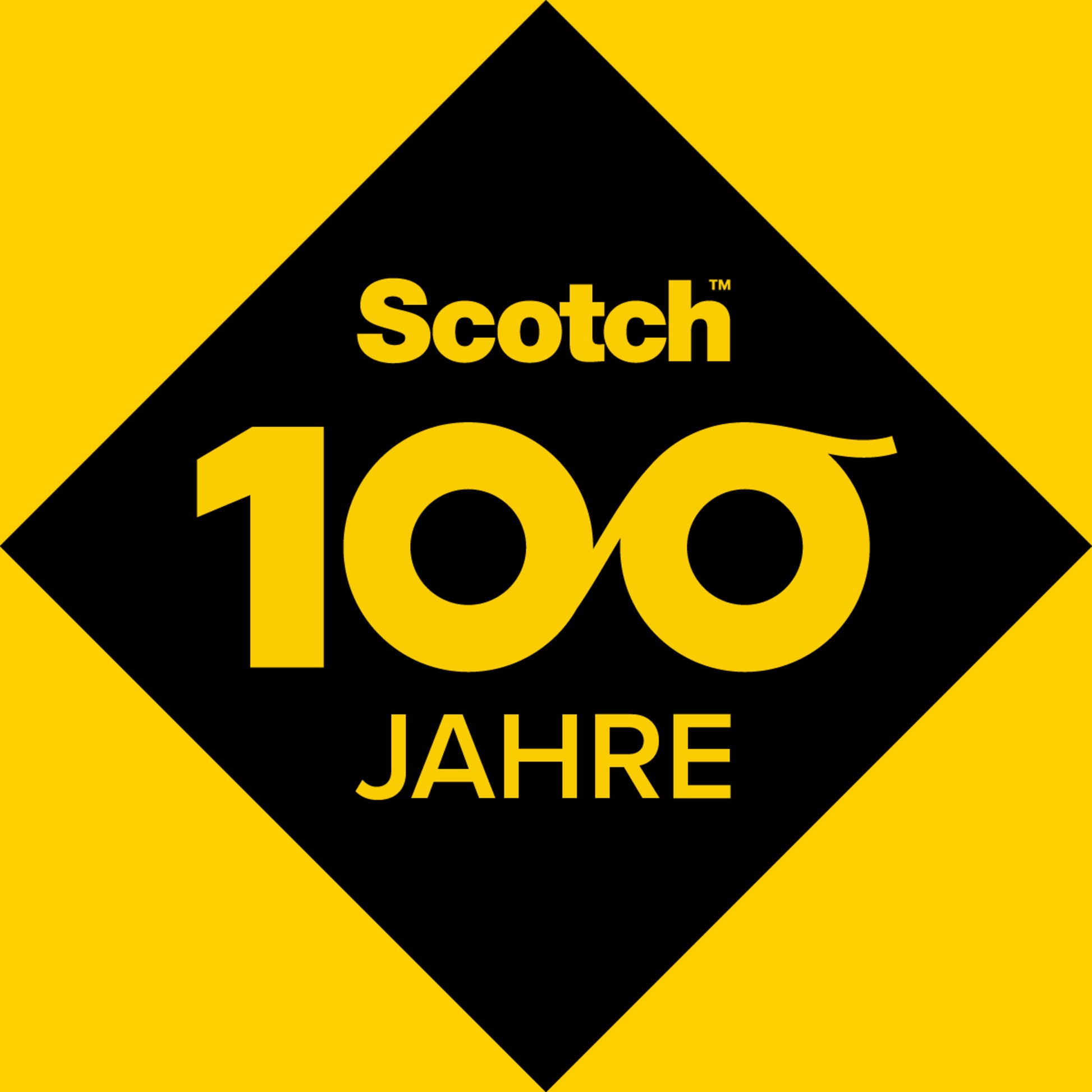 Ein gelbes Quadrat zeigt eine schwarze Raute mit "Scotch" und "100 JAHRE" in Gelb, wobei die 100 als Klebebandrolle gestaltet ist. Produkt: Scotch® Permanent-Klebestift, 40 g, von 3M Deutschland GmbH.
