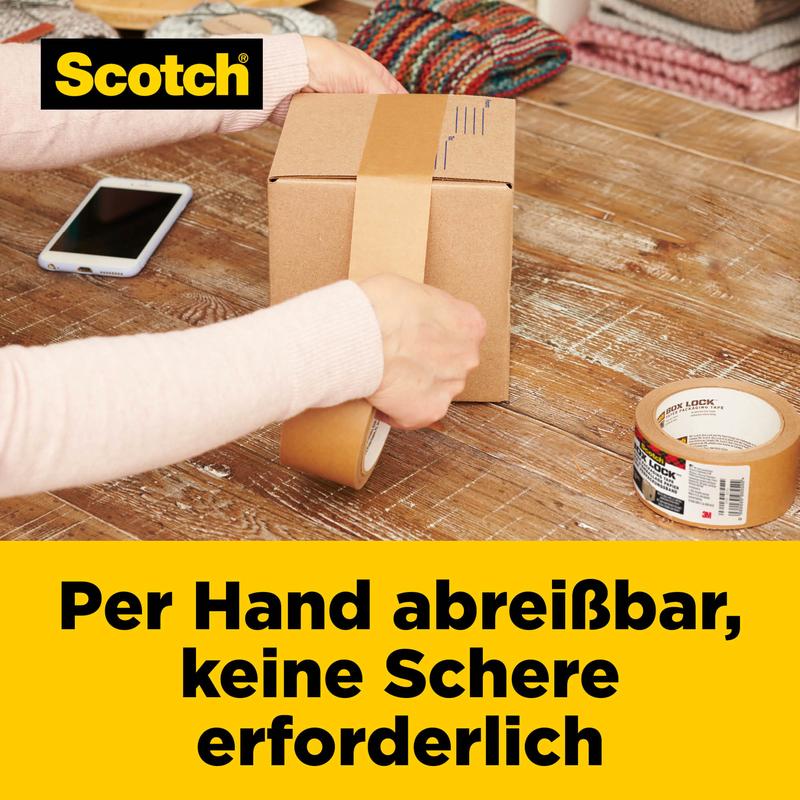 Uma pessoa rasga a fita de embalagem de papel Scotch® Box Lock™ com a mão para fechar uma caixa sobre uma mesa de madeira. São visíveis um rolo de fita adesiva, um smartphone e têxteis dobrados. O texto em alemão destaca a função de fácil rasgo da 3M Deutschland GmbH.