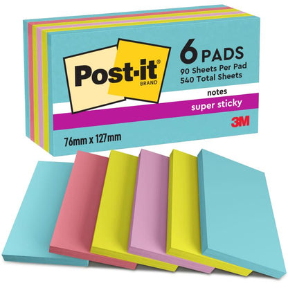 Um pacote de 6 Post-it® Super Sticky Notes (76 mm x 127 mm, 90 folhas/bloco, 100% PEFC) da 3M Deutschland GmbH nas cores azul, rosa, amarelo e lavanda, tanto na embalagem quanto exibido em leque.