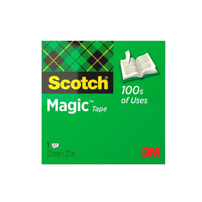 Vista frontal de uma caixa verde de Fita Invisível Scotch® Magic™ da 3M Deutschland GmbH, com logotipo Scotch amarelo, um livro aberto e texto: "100s of Uses" e "1, 12 mm x 33 m"; logotipo 3M no canto inferior direito.