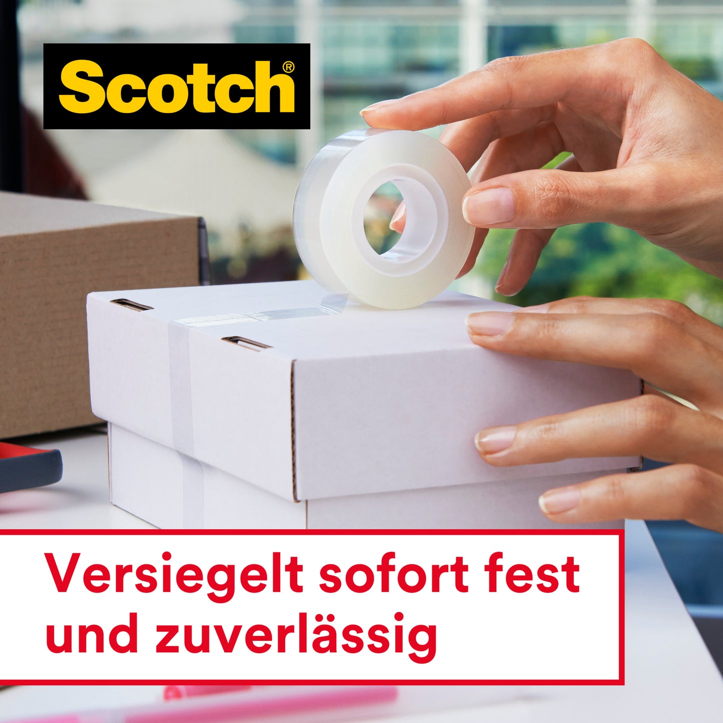 Eine Person verschließt einen weißen Karton mit Scotch® Crystal Klebeband, Vorteilspack (19 mm x 33 m, 14 Rollen) der 3M Deutschland GmbH. Die Hände kleben das transparente Klebeband mit Abroller, auf dem das "Scotch"-Logo zu sehen ist. Deutscher Text: "Sofort fest und zuverlässig versiegelt.